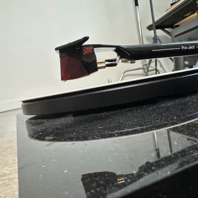 Pro-Ject Debut Carbon DC Turntable with Ortofon 2M Red image 2
