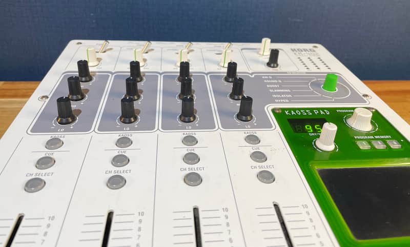Korg KM-402 Dynamic Dj Mixer W/ Kaoss Pad EQ Selector & | Reverb