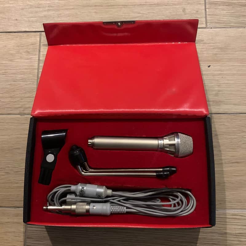 Vintage AKG D 190c with original case and accesories image 1