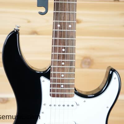 Yamaha PAC112V-BL Pacifica HSS with Rosewood Fretboard - Black image 3