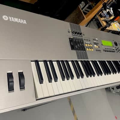 Yamaha Motif 8 88-Key Sampling Synthesizer Workstation with Weighted Keys