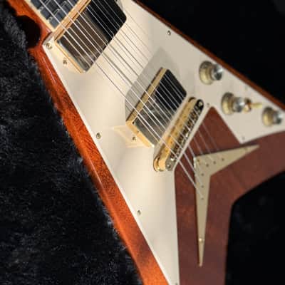 Dean USA Vengeance Mahogany Pickguard Gold Hardware V with Hard Case Gloss Natural USA VEN PG GN image 10