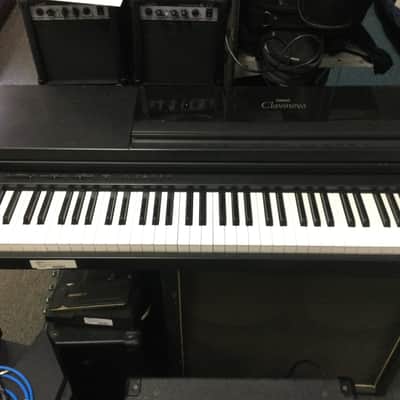 Yamaha Clavinova CLP-550 Black and White image 2