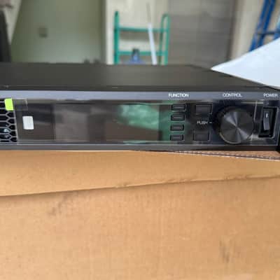 Shure AD8C – Axient Digital PSM Antenna Combiner (470–960 MHz), worldwide shipping image 3