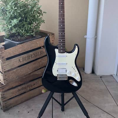 Squier Affinity Series Stratocaster HSS with Rosewood Fretboard 2010 - Black image 2