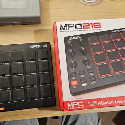 Akai MPD218 2015 - Present - Black image 3