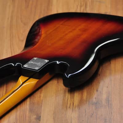 Squier  Classic Vibe 60's Jazz Bass Fretless 3 Tone Sunburst image 17