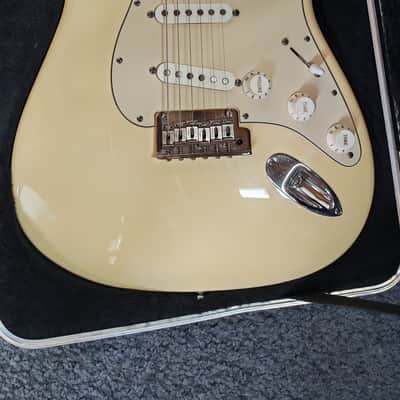 2010 Fender American Standard Stratocaster with Rosewood Fretboard 2010 Olympic White image 3
