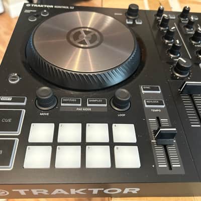 Native Instruments Traktor Kontrol S2 MK3 2018 - Black image 7