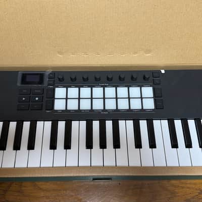 Novation Launchkey Mini 37 MKIV MIDI Keyboard image 3