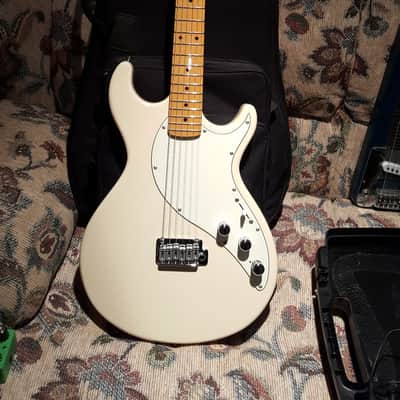 Line 6 Variax 600  White image 1