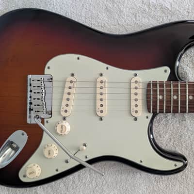 2013 Fender American Deluxe Stratocaster with Rosewood Fretboard - 3-Color Sunburst image 3