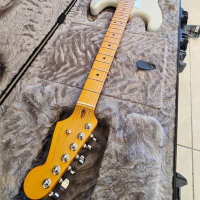 Fender American Ultra II Stratocaster with Maple Fretboard 2024 - Present - Avalanche image 6