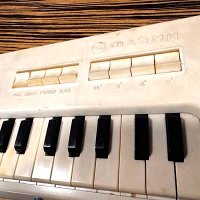 FAEMI - monophonic electronic keyboard • Soviet analog • Rare • 1982 FAEMI 1982 - white-plastic image 8