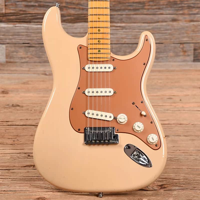 Fender American Deluxe Stratocaster V-Neck 2004 - 2010 image 2