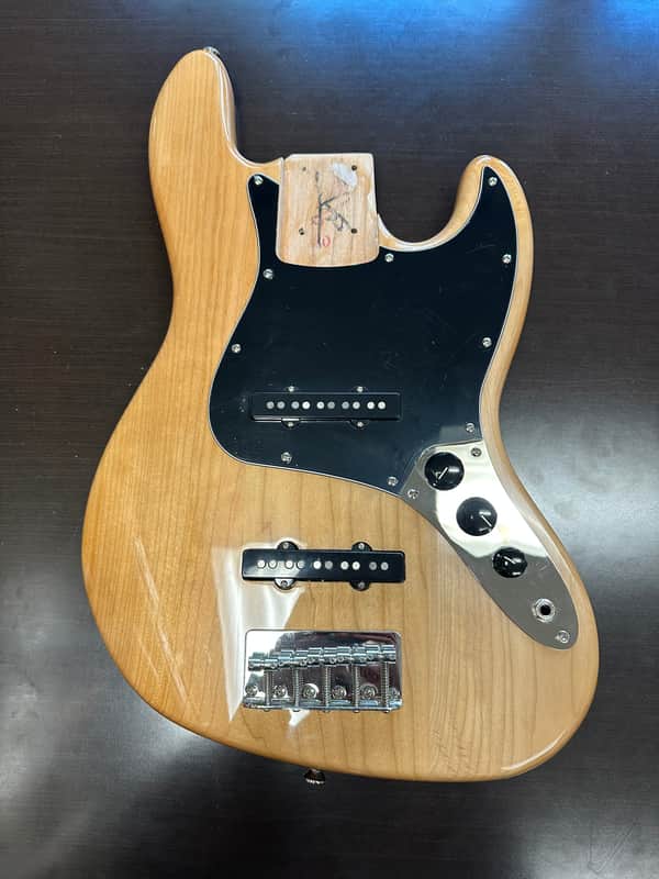 Squier Vintage Modified 5 String Bass Body with electronics - Natural image 1