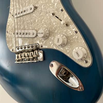 Fender Highway one Stratocaster with maple Fretboard 2003 - Sapphire Blue Transparent image 9