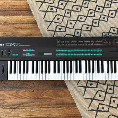 YAMAHA DX7 Digital Programmable Algorithm Synthesiser