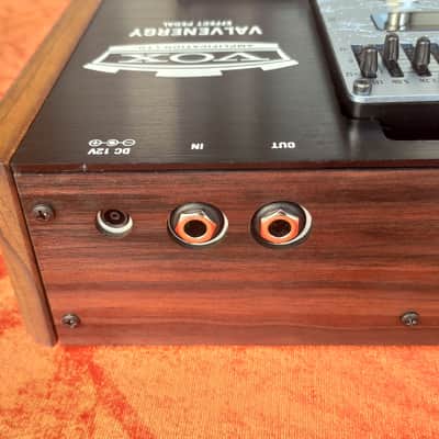 VOX VE-EXHB loaded pedalboard with 5 VOX effect pedals from the new fancy Valvenergy series with ,,Nutube" technology* Tube overdrive/Tube booster/Tube preamp EQ/Tube compressor/Tuner pedal*very rare board/was for VOX dealers only*list price 1199€ image 15