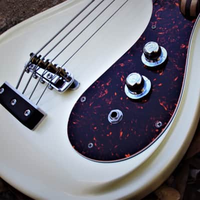 Mosrite VENTURES Bass 1991 White Pearl. The last guitar built by Semie Moseley. RAREST. Only one image 7