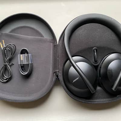Bose Headphones 700 Wireless Noise Canceling with charging case (Read) image 1
