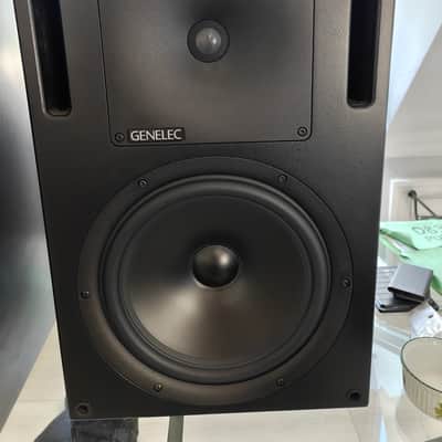 Genelec 1032C SAM 10" Powered Nearfield Studio Monitor (Pair) Black image 2