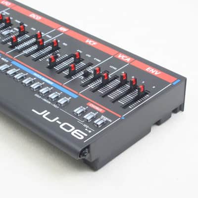 Roland JU-06 "Recreates the legendary JUNO-106 in a compact, book-sized format" [Z1G6774] (03/05) image 7