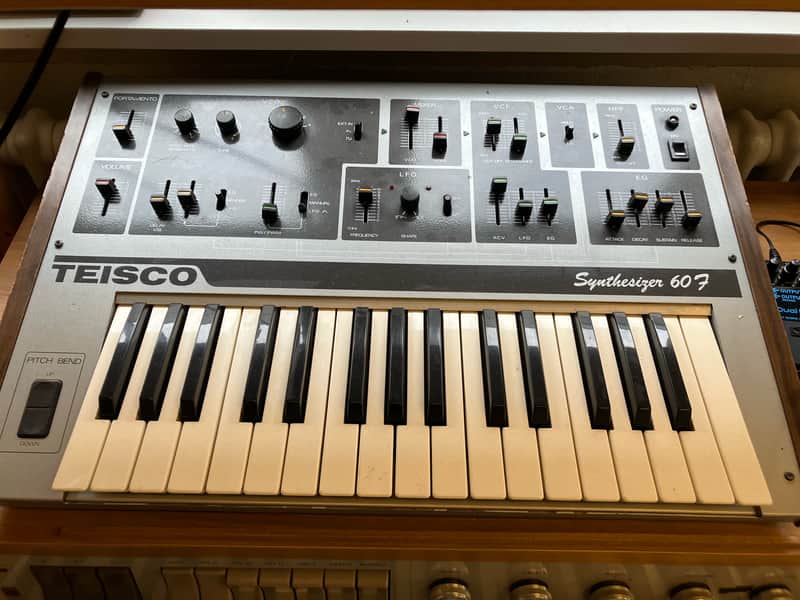 Teisco Synthesizer 60F incl. Flight Case image 1