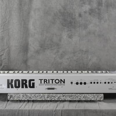 KORG TRITON 61-Key Music Workstation Synthesizer in Very Good condition image 20