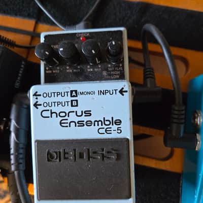 BOSS CE-5 (Chorus Ensemble) ピンクラベル 美品 NPD：Boss CE-5 Chorus Ensemble（ピンクのラベル） : r/guitarpedals
