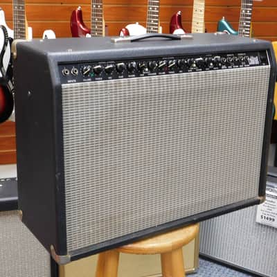 Fender Ultimate Chorus 2X12 Stereo Guitar Amplifier image 2