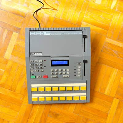 Alesis HR-16 High Sample Rate 16-Bit Drum Machine with original manual + original p.supply and blue led display! image 5