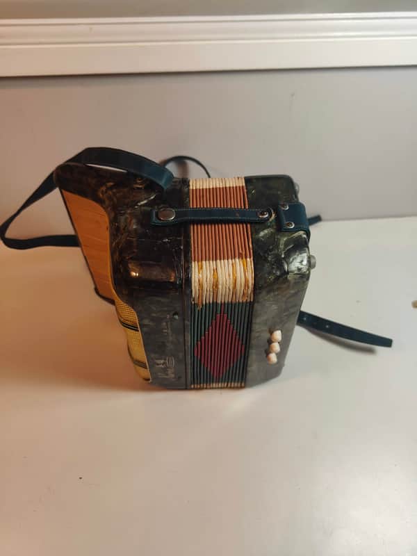 RARE, VINTAVintage Hero 7-Button 2-Bass Child's Accordion - Made in Shanghai - Green MarbleGE HERO "MIDGET" MINIATURE ACCORDION / MELODEON c1970s - 1 BROKEN KEY BUT OTHERWISE WORKING, BIG & FULL SOUND image 1
