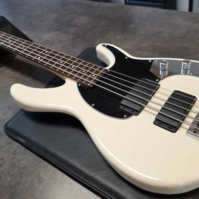 Peavey Forum 5 Bass USA CASE QUEEN Time Capsule - Pearl White 18V Active Humbuckers 34" scale American HH Jazz Rock Bass with Stingray Pickup config image 12
