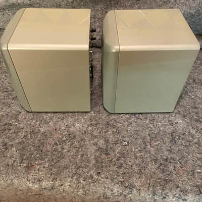 KRK ROCKIT 5 GEN3 2018 PLATINUM SERIES POWERED STUDIO MONITORS - Silver image 3