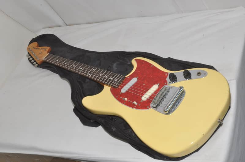 Fender Japan MG69 ' Mustang Yellow White Electric Guitar Ref No 7689