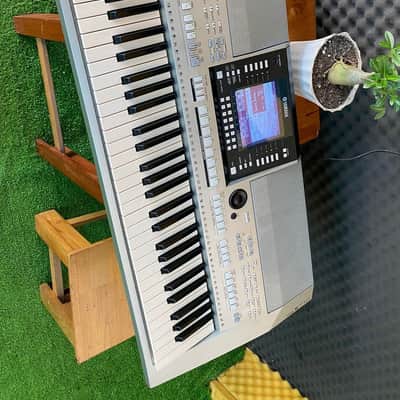Yamaha PSR-S710 61-Key Arranger Workstation 2010s - Silver image 2