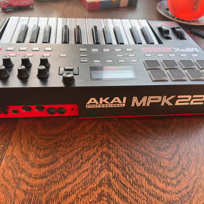 Akai MPK225 2014 - Present - Black image 3