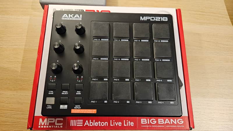 Akai MPD218 2015 - Present - Black image 1