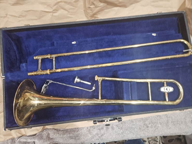 Holton TR602R Brass Trombone, Japan, case & mouthpiece, Very Good Condition image 1