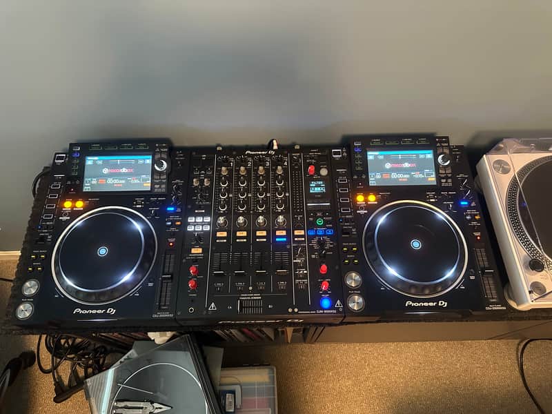 2x Pioneer CDJ-2000NXS2 And Pioneer DJM 900NXS2 image 1