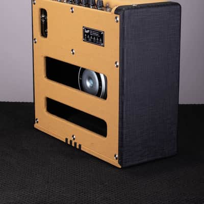 Supro Delta King 12 Tube Combo Amplifier - 1x12, 15-Watt, Tweed/Black image 3
