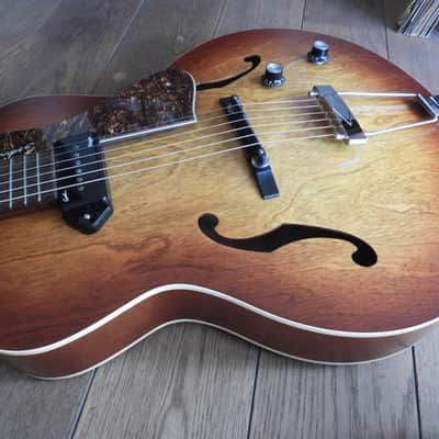 Godin 5th Avenue Kingpin 2010s - Cognac Burst image 3
