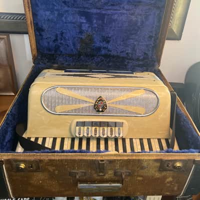 Contello Accordion 60’s in Pearl with Case Made In Italy image 3