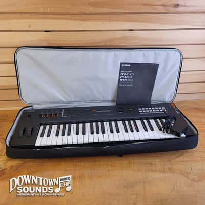 Yamaha MX49 49-Key Digital Synthesizer with Yamaha MX49 Gig Bag and Power Supply