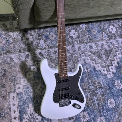 Squier Affinity Series Stratocaster with Maple Fretboard 2021 - Present - Olympic White image 7