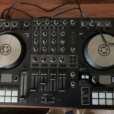 Native Instruments Traktor Kontrol S4 MK3 2018 Black image 1