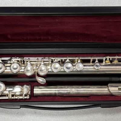 Yamaha YFL-221SII Silver transverse flute in C image 1