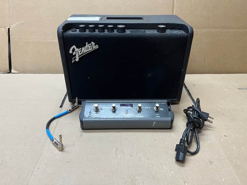 Fender GT40 - Black W/ Foot Switch / Serial Number (Amp): CGPC17006640 / Serial Number (Footswitch): CGPF17001285 image 1