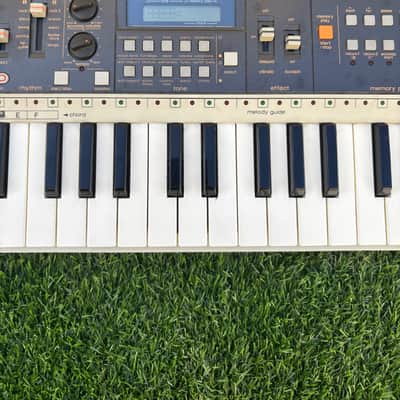 Casio MT-70 Casiotone 49-Key Synthesizer 1982 - 1984 - White / Black image 3